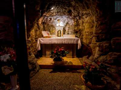 Per� qui, scendendo alcuni gradini, si ha la possibilit� di accedere a una particolare �grotta� che riproduce quella di Lourdes